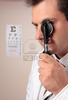 Un Oculista Opthalmoscope Utilizando Un Dispositivo Durante Un Examen De La Vista Image